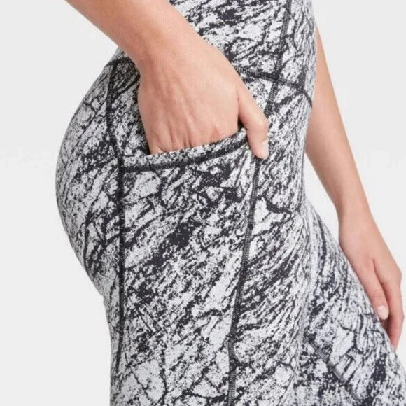 All in Motion Premium High Waisted Black/White Side Pocket Active Legging sz L - Picture 3 of 3